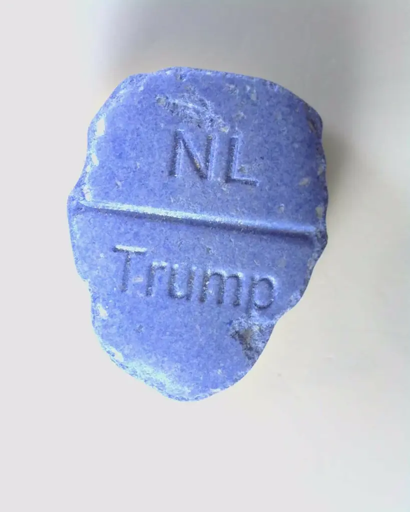 Emiten “alerta roja” por pastillas de éxtasis con forma de Trump que podrían ser letales