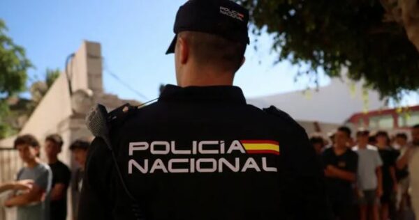 Niños migrantes son registrados en una comisaría de policía de Ceuta tras los cruces masivos desde Marruecos.