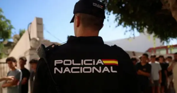 Niños migrantes son registrados en una comisaría de policía de Ceuta tras los cruces masivos desde Marruecos.