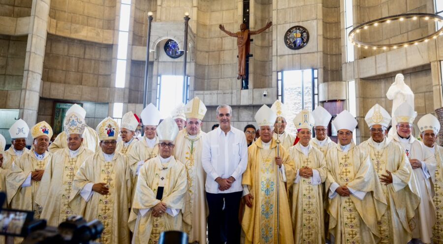 Presidente Abinader asiste a toma de posesión del nuevo obispo de la Diócesis de La Vega Andrés Napoleón Romero Cárdenas