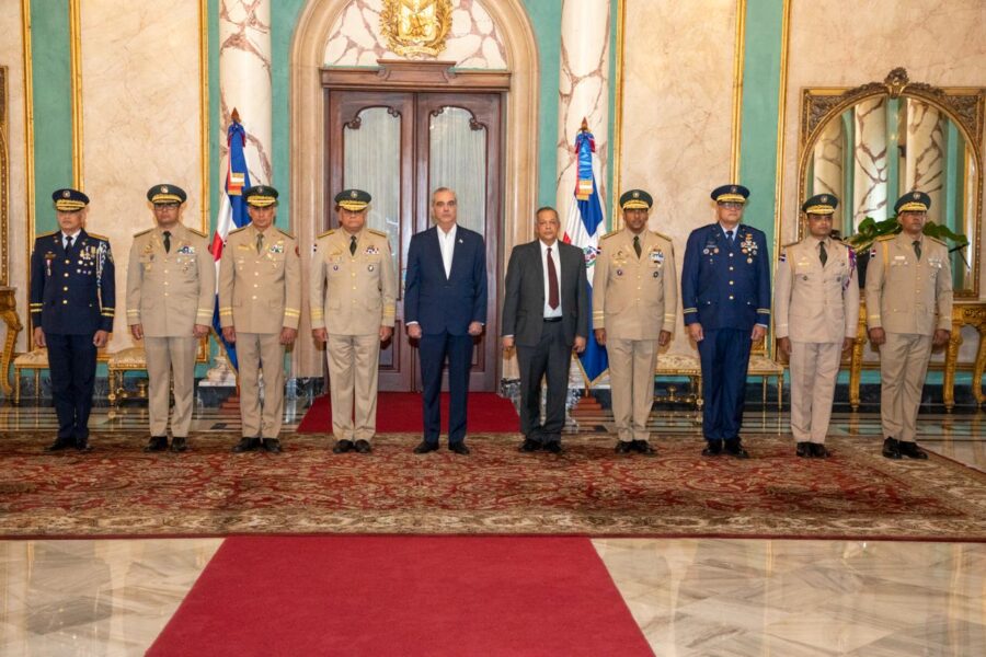 Presidente-Abinader-toma-juramento-a-nuevos-comandantes-del-Ejercito-y-la-Fuerza-Aerea-y-al-director-de-la-Policia-Nacional-3