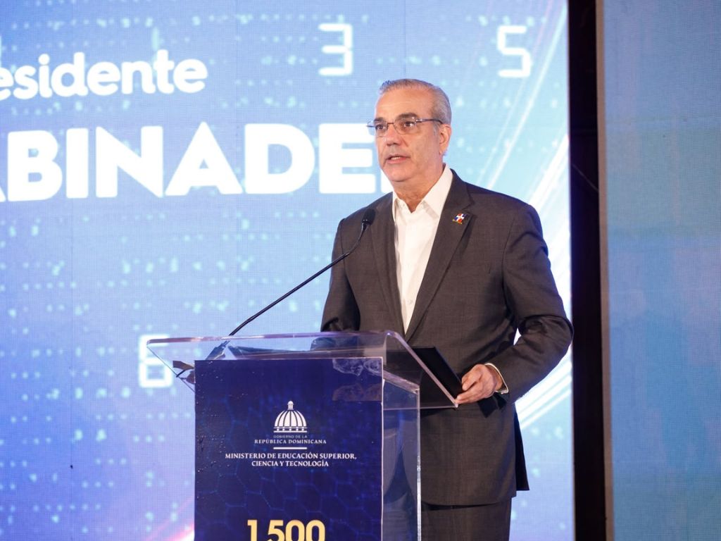 Abinader: "ningún estudiante con promedio de 95 o más quedará fuera de la universidad por falta de recursos"