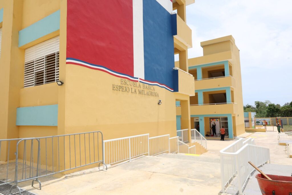 Abinader inaugurará el año escolar 2026-2027 mientras escuelas ultiman preparativos