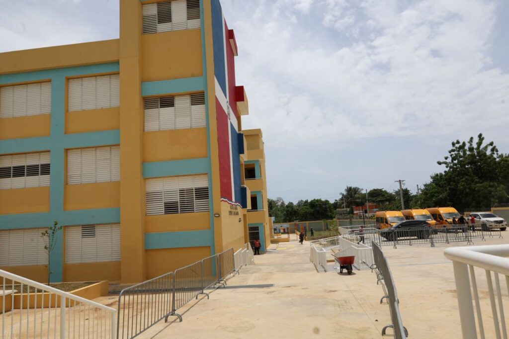 Abinader inaugurará el año escolar 2026-2027 mientras escuelas ultiman preparativos