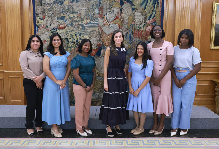 Reina Letizia recibe a seis jóvenes dominicanas becadas para cursar estudios universitarios
