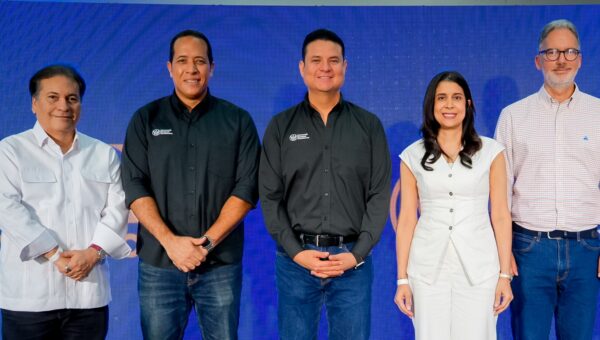Representantes de Cervecería Nacional Dominicana junto a Gianna Franjul, viceministra del MICM.
