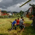 El temor a una nueva riada en Nepal desata el éxodo y complica las labores de rescate