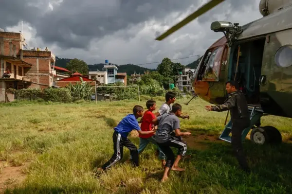 Rescate de personas con un helicóptero del Ejército de Nepal en la aldea de Hatigauda.