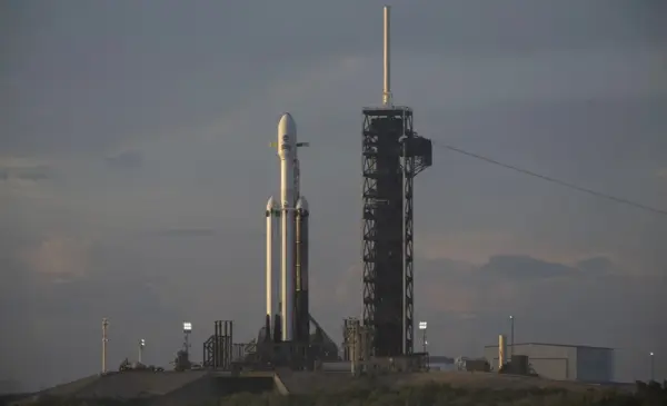 Fotografía cedida que muestra la plataforma de lanzamiento preparada para enviar el Telescopio Espacial Nancy Grace Roman al espacio desde el Centro Espacial Kennedy de la NASA, en Florida (Estados Unidos).