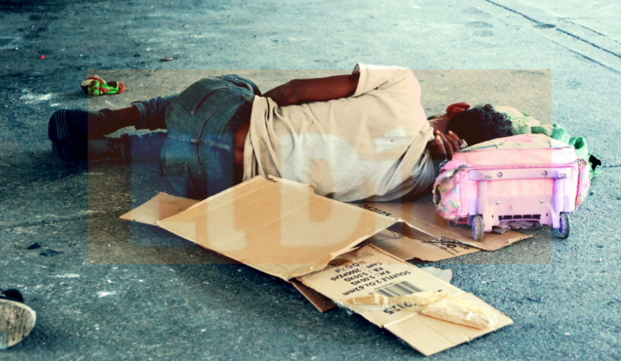 Una hombre deambula por las calles de Santo Domingo, en una escena que evidencia la realidad de muchas personas con trastornos mentales que terminan viviendo en las calles. FOTO: Francisco José