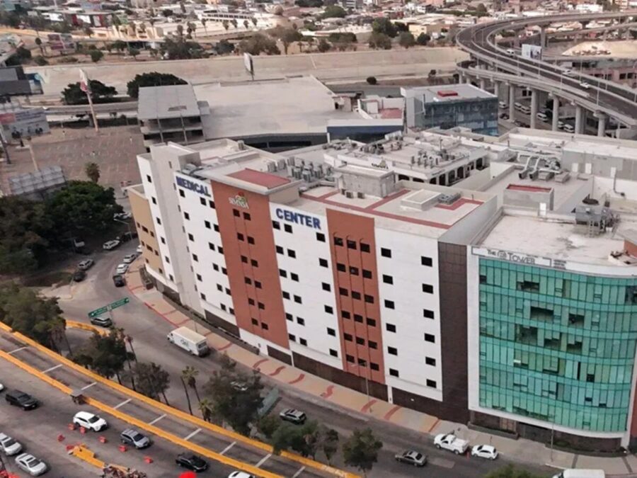 Fotografía aérea que muestra un hospital cercano a la Garita Internacional San Ysidro en Tijuana, Baja California (México). EFE/Joebeth Terríquez
