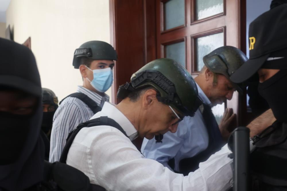 Santiago Hazim y otros imputados en caso Cobra son trasladados a tribunial.