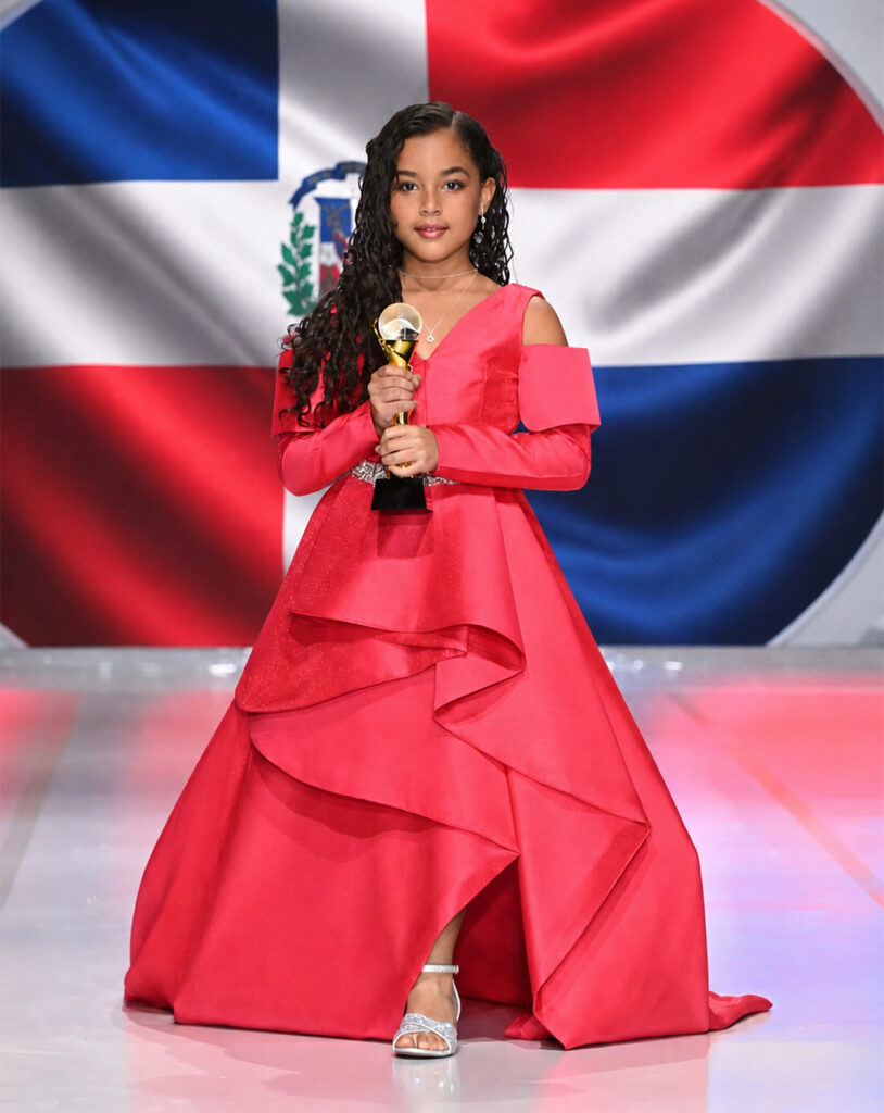 Scarlett Barett se convierte en la primera dominicana elegida Imagen de Colombia Fashion Kids
