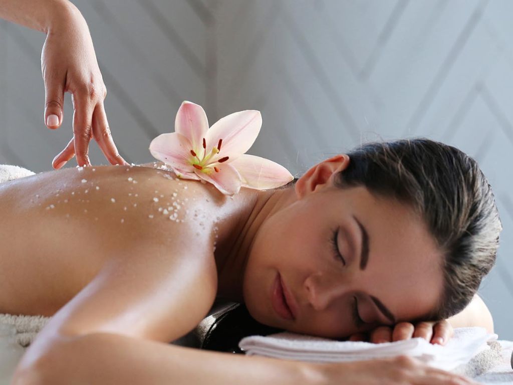 Un día de salón y spa de lujo puede costar lo mismo que un mes de cuidado personal en sectores populares