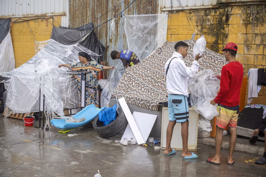 Varios migrantes en Ceuta tras la entrada masiva de finales de julio.