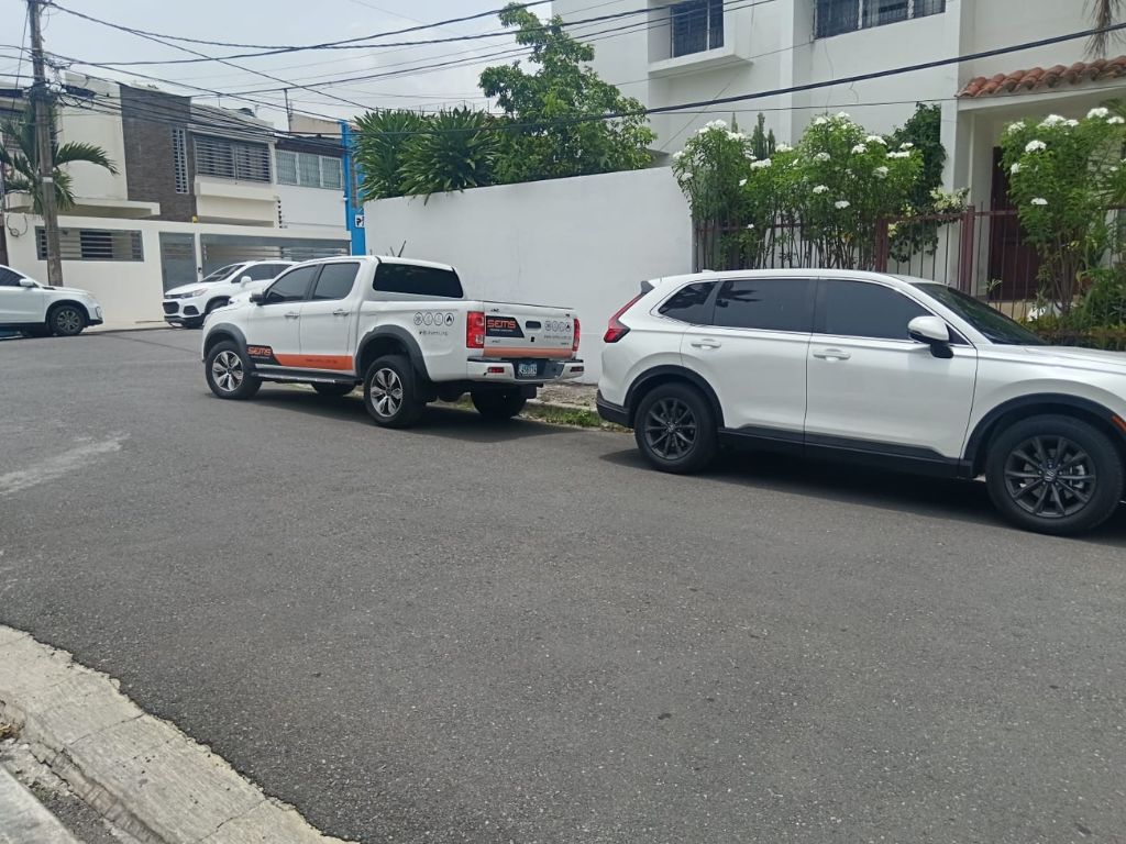 Doble parqueo, aceras ocupadas y paradas improvisadas: el otro rostro del tránsito en Santo Domingo