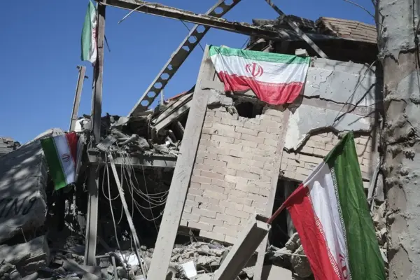 Vista de las ruinas de uno de los edificios de la Universidad Sharif de Teherán tras ser atacada por Estados Unidos e Israel.