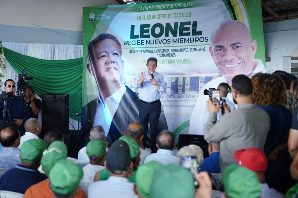 Leonel juramenta exalcalde del PRM en Castillo y asegura que el Gobierno le tira “al cuello y a los bolsillos del pueblo”