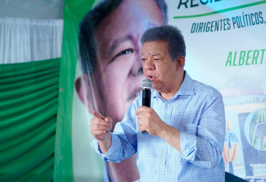 Leonel juramenta exalcalde del PRM en Castillo y asegura que el Gobierno le tira “al cuello y a los bolsillos del pueblo”