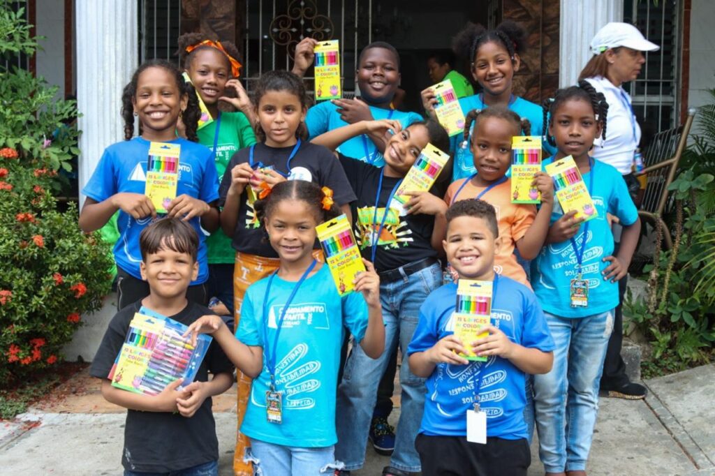 Alcaldía de Los Alcarrizos concluye campamento infantil con entrega de útiles escolares