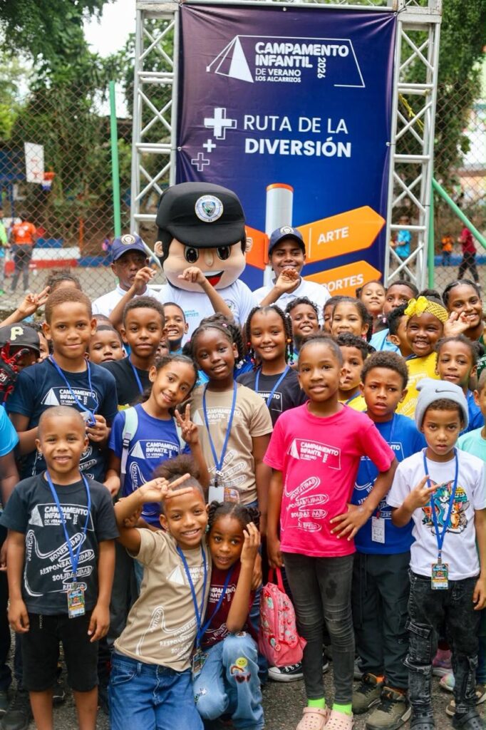 Alcaldía de Los Alcarrizos concluye campamento infantil con entrega de útiles escolares
