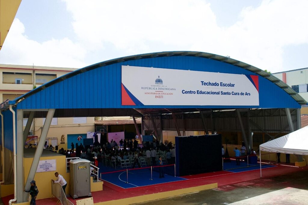 Presidente Abinader inaugura el techado del Centro Educacional Santo Cura de Ars en Capotillo