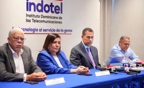 Guido Gómez Mazara junto a varios miembros del Consejo del Indotel