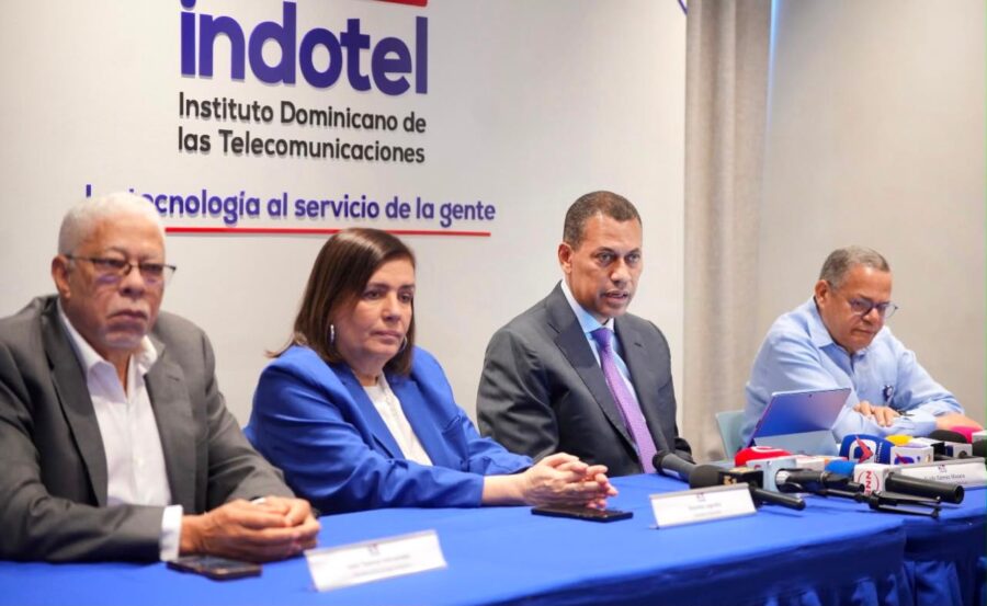 Guido Gómez Mazara junto a varios miembros del Consejo del Indotel