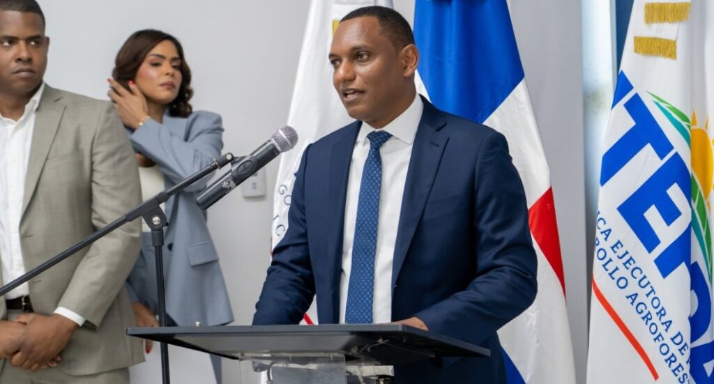 Ministro de Medio Ambiente juramenta a Nidio Encarnación como nuevo director ejecutivo de UTEPDA