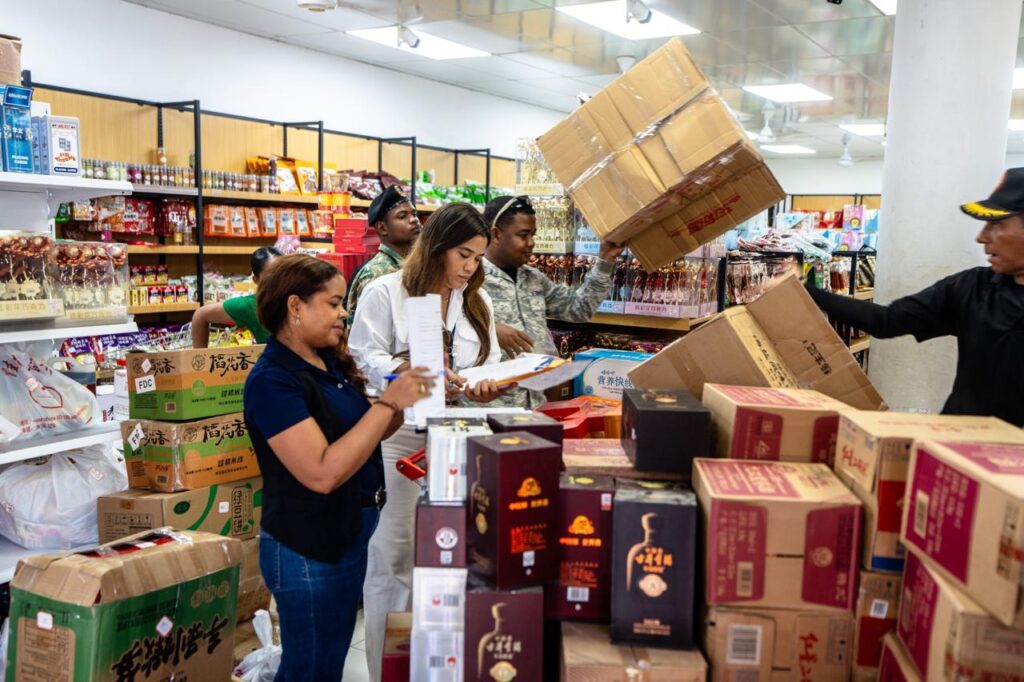 Autoridades incautan mercancías ilícitas valoradas en RD$19.4 millones en Villa Consuelo