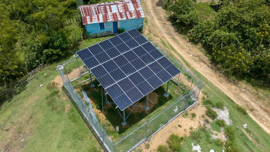 Más de 100 viviendas en Pedro Santana reciben energía eléctrica
