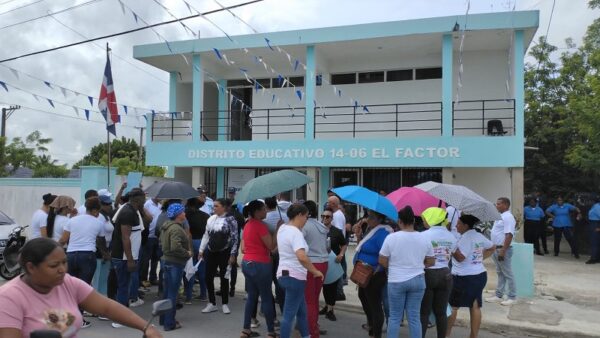 Empleados protestan en el municipio EL Factor