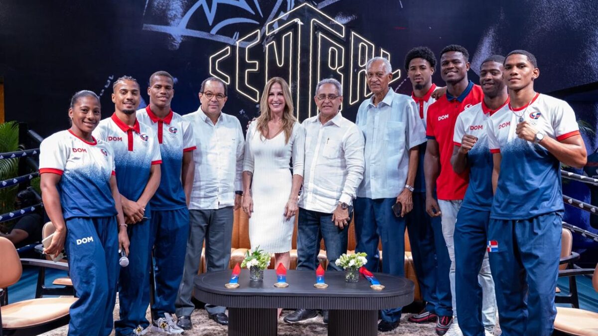 Boxeadores dominicanos celebran junto a sus medallas doradas y placas de reconocimiento durante un acto de homenaje.