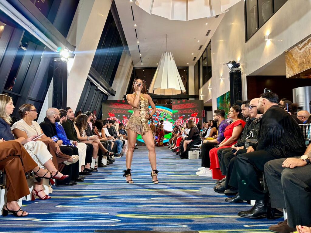 Sarodj abre el desfile de Giannina Azar en Trendy Fashion Week:One Night Only al ritmo de “Baila”
