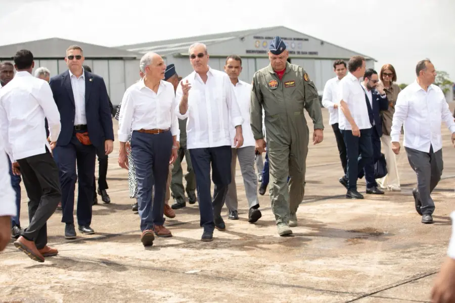Presidentes de RD y Honduras juntos durante el recorrido en la base aérea.
