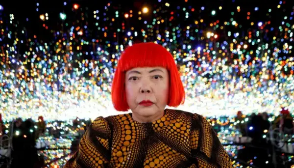 Los lunares, las calabazas y los espejos infinitos son características del arte de Kusama.