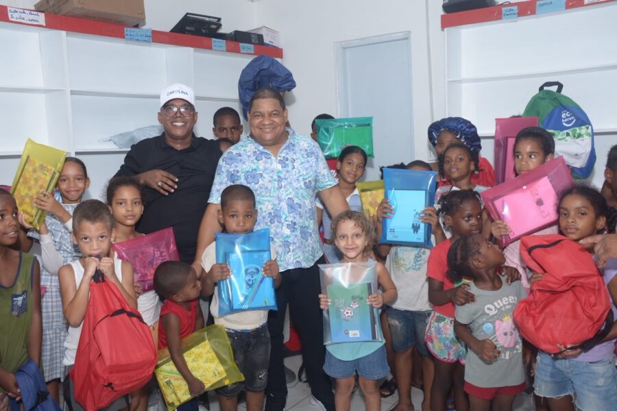Yuli Norberto entrega los kits escolares.