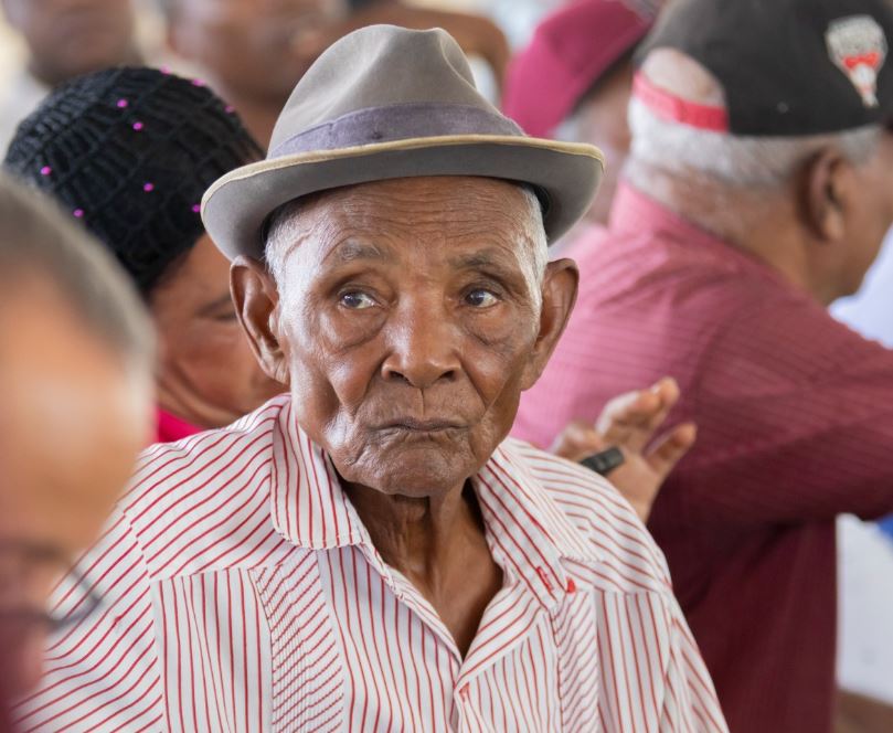 Gobierno entrega 165 títulos de propiedad a familias productoras de Galván, Bahoruco