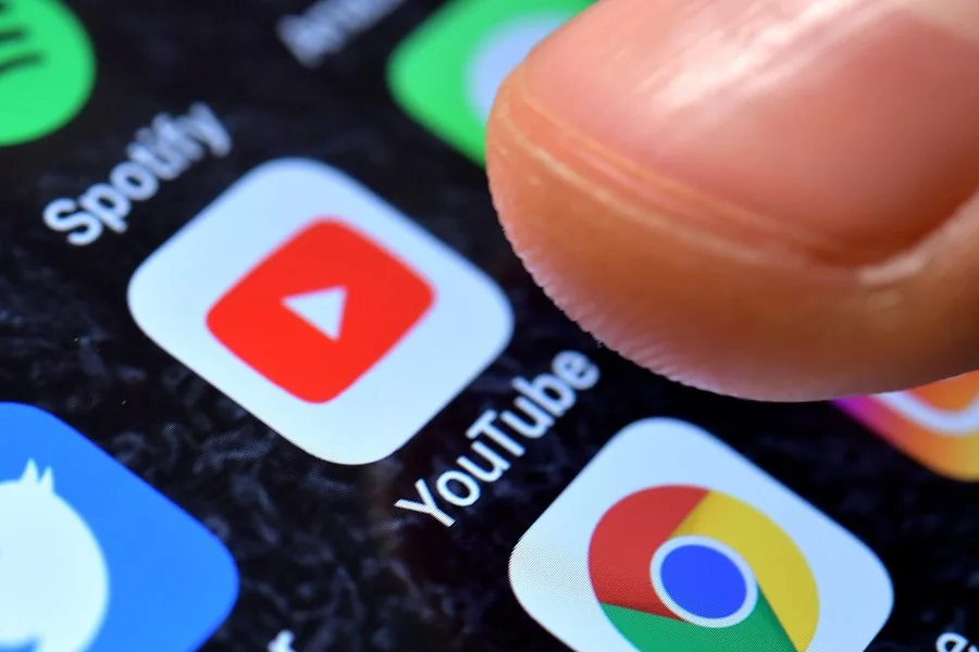 Fotografía de archivo que muestra la aplicación de YouTube en un iPhone.