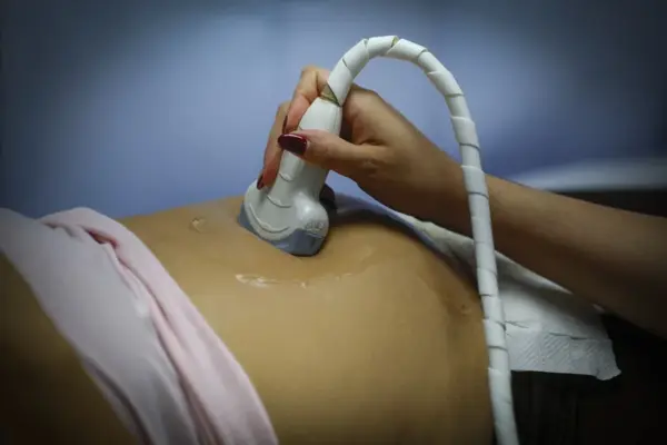 Fotografía de archivo de una mujer embarazada se realiza un ultrasonido.