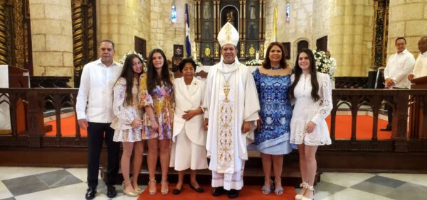 Carlos Morel Diplán junto a religiosos, Patria Rivas y familiares en la eucaristía por sus 60 años del laboratorio.