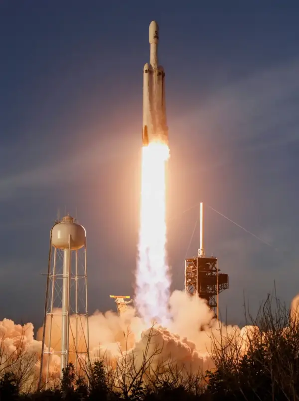 El despegue del cohete Falcon Heavy de SpaceX que transporta el telescopio espacial Nancy Grace Roman de la NASA.