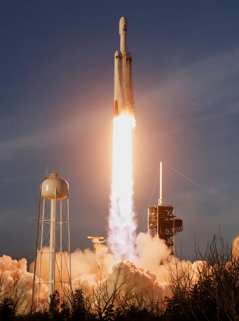 El despegue del cohete Falcon Heavy de SpaceX que transporta el telescopio espacial Nancy Grace Roman de la NASA.