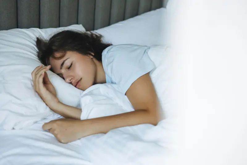 Los hábitos de sueño que te pueden ayudar a despertarte sin alarma