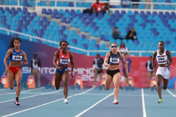 Frances Colón (i) de Puerto Rico, Liranyi Alonso (2-i) de República Dominicana, Glanyernis Guerra (2-d) de Venezuela y Rori Lowe de Honduras en la semifinal femenina de 100 metros de atletismo este lunes, durante los XXV Juegos Centroamericanos y del Caribe Santo Domingo 2026, en Santo Domingo (República Dominicana). EFE/ Orlando Barría