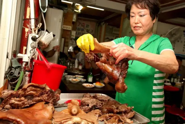 La propietaria de un restaurante surcoreano prepara carne de perro para cocinar una sopa en Seúl, Corea del Sur, en una imagen de archivo.