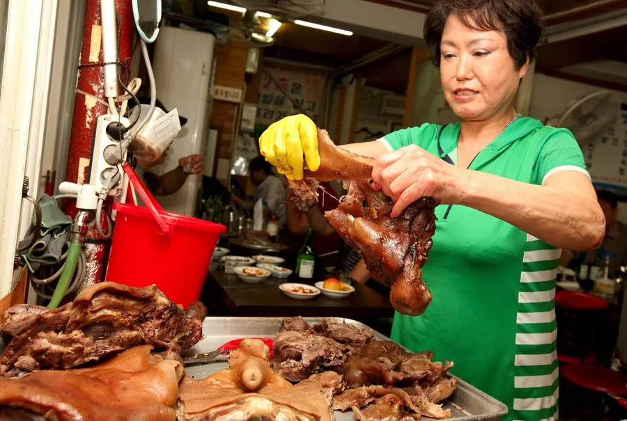 La propietaria de un restaurante surcoreano prepara carne de perro para cocinar una sopa en Seúl, Corea del Sur, en una imagen de archivo.