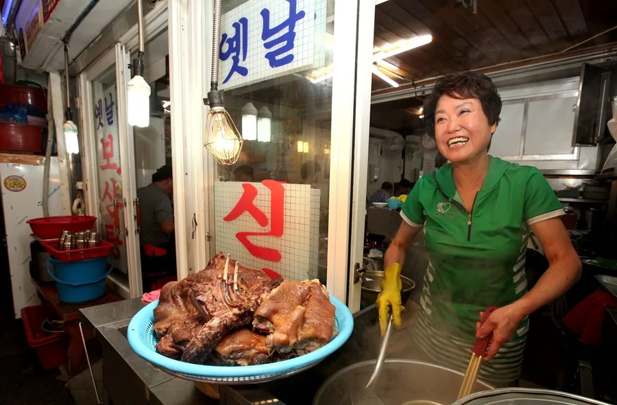 Corea del Sur vive su último verano de sopa de carne de perro antes de la prohibición