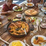 Cuál es la mejor hora para cenar y por qué comer lo mismo tiene un efecto diferente según el momento del día