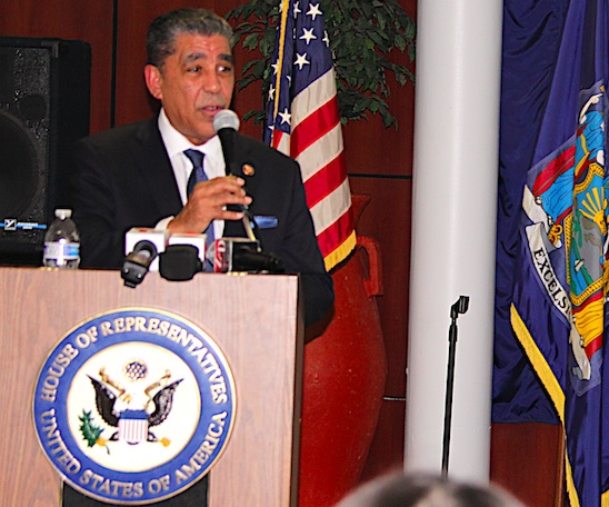 congresista demócrata de origen dominicano por el Distrito 13 de Nueva York, Adriano Espaillat.